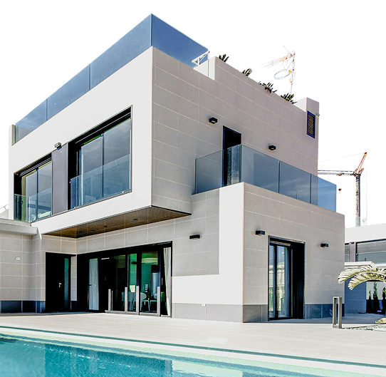 Casa moderna de dos pisos con ventanales de vidrio y piscina al frente.