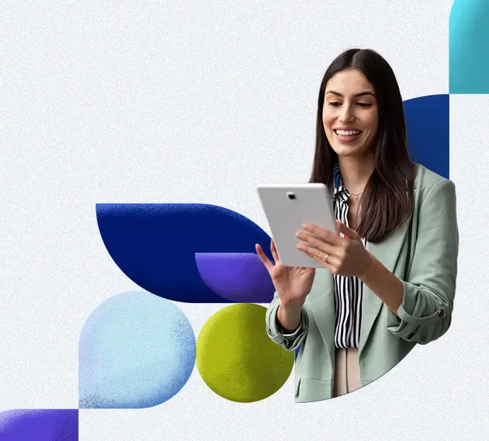 Mujer sonriente usando una tableta digital, con elementos gráficos abstractos de fondo en tonos azul y verde.