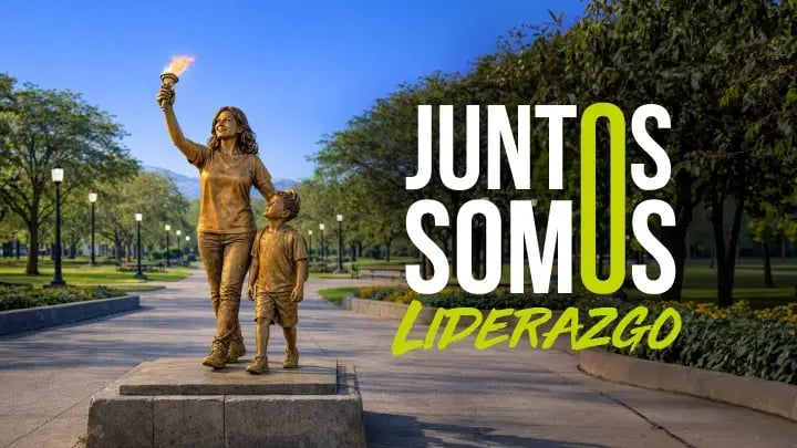Fotografía de una estatua de bronce en un parque arbolado que representa a una mujer sosteniendo una antorcha encendida en alto y a un niño caminando a su lado. A la derecha, texto gráfico de gran tamaño que dice: 